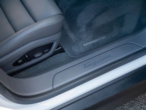 Used 2022 Porsche Taycan image 30