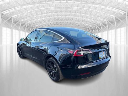Used 2019 Tesla Model 3 Standard Range image 4