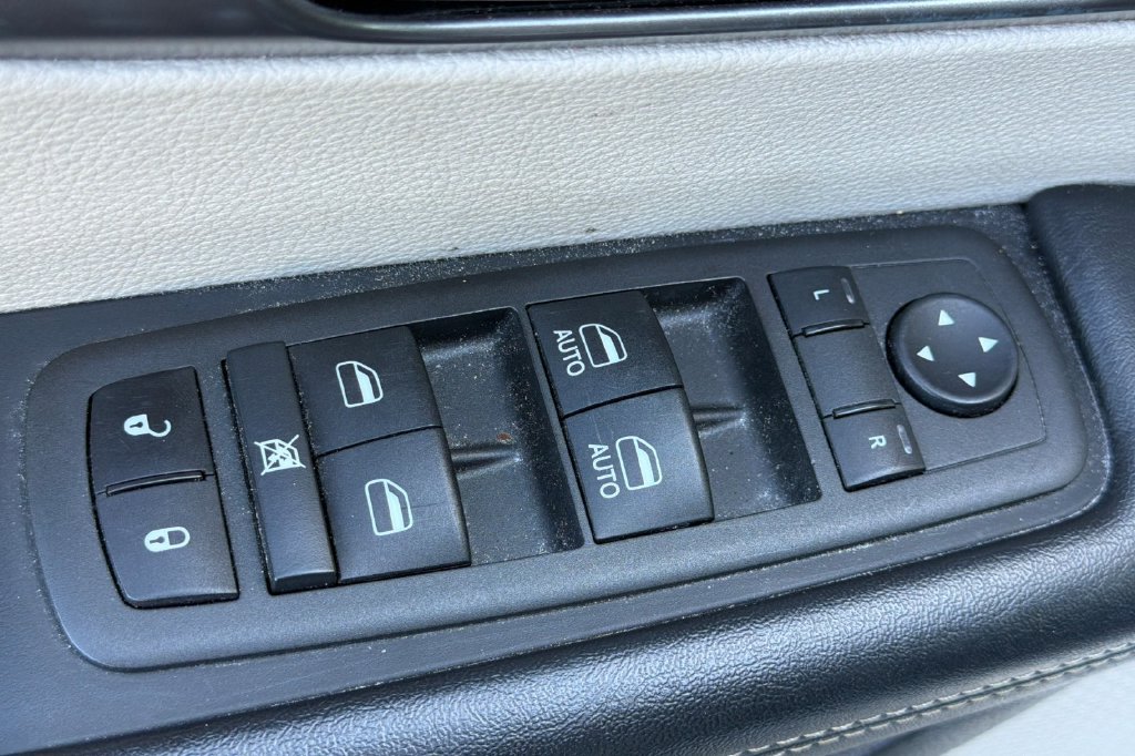 Used 2022 Chrysler Pacifica Touring-L FWD image 16