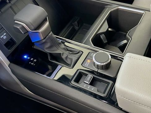 Used 2025 Toyota Tundra Limited AWD/4WD image 19