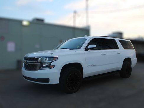 Used 2019 Chevrolet Suburban LT image 4
