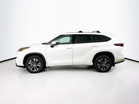 Used 2021 Toyota Highlander XLE AWD/4WD image 4
