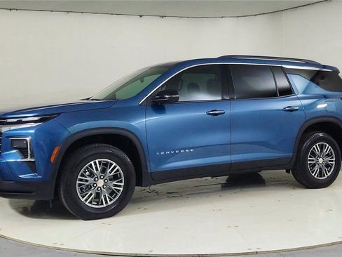 Used 2025 Chevrolet Traverse LT w/ Driver Confidence Package image 3