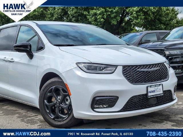 Used 2024 Chrysler Pacifica Limited FWD image 2
