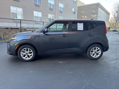 Used 2022 Kia Soul LX w/ Technology Package FWD image 3