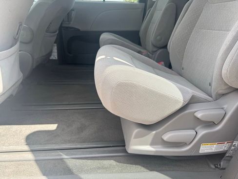 Used 2019 Toyota Sienna LE AWD/4WD image 7