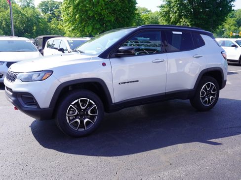 Used 2024 Jeep Compass Trailhawk AWD/4WD image 9
