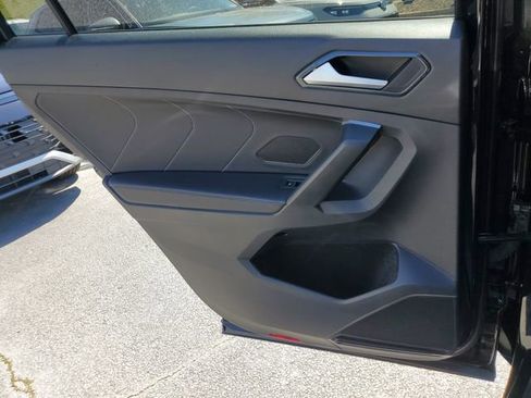 Used 2024 Volkswagen Tiguan SE w/ Panoramic Sunroof Package image 13