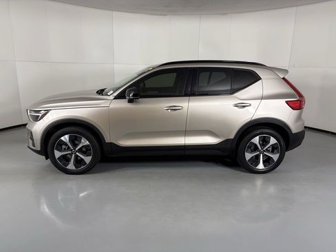 Used 2024 Volvo XC40 B5 Core image 5