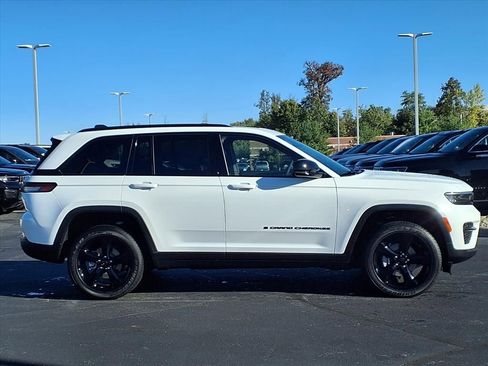 New 2025 Jeep Grand Cherokee Altitude image 8