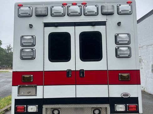 Used 2011 Chevrolet Express 4500 w/ Ambulance Package RWD image 5