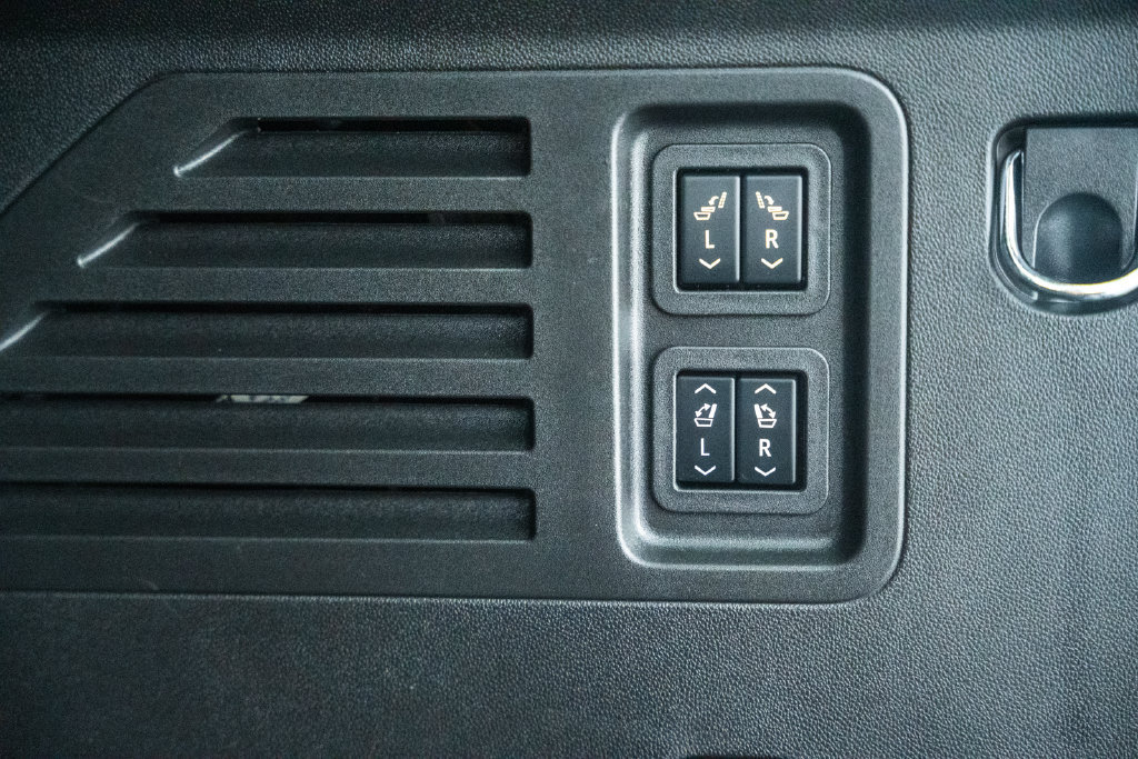 Used 2024 Chevrolet Traverse RS FWD image 12