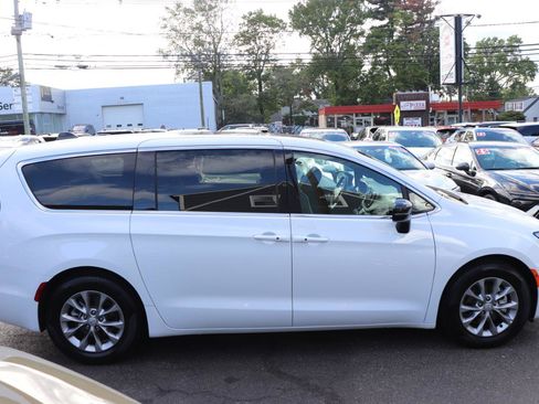 Used 2026 Chrysler Pacifica Limited FWD image 6