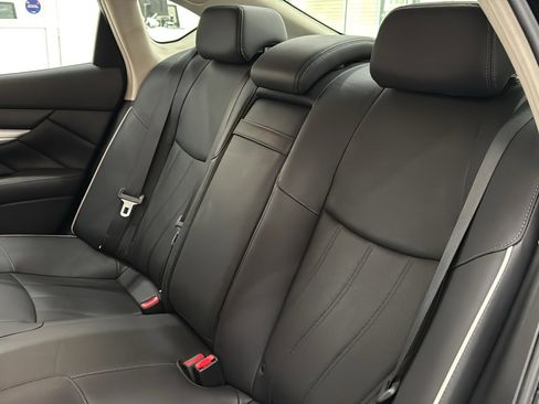 Used 2019 INFINITI Q70 Luxe image 28