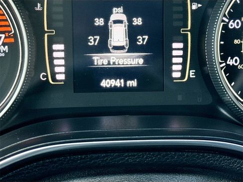 Used 2021 Jeep Cherokee Latitude w/ Mopar Interior Package image 12