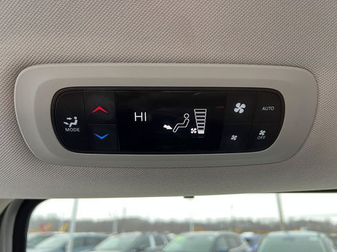 Used 2023 Chrysler Pacifica Touring-L image 29