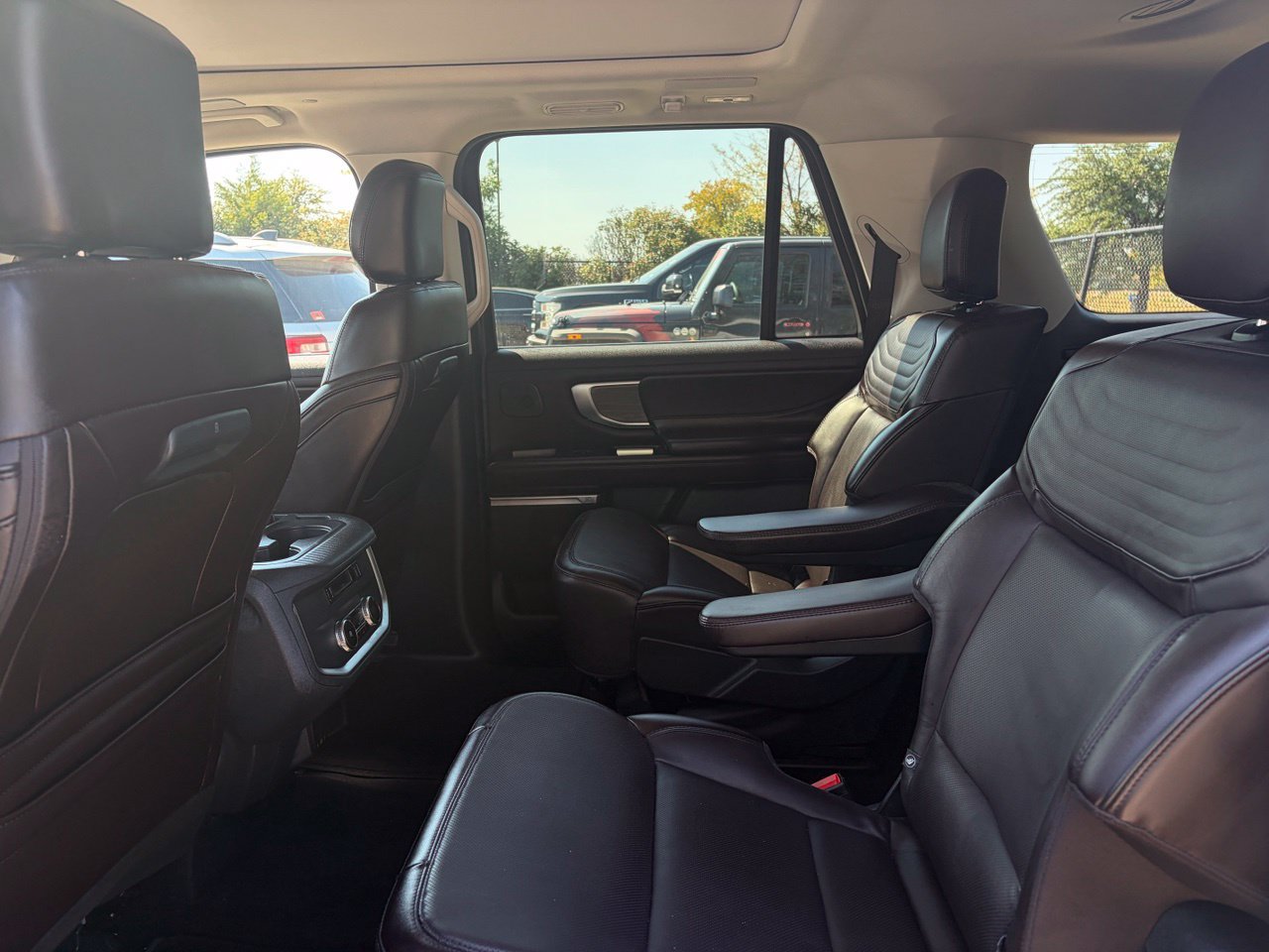 Used 2025 Ford Expedition Max Platinum w/ Platinum Ultimate Package AWD/4WD image 8