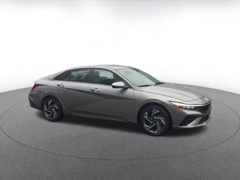 Used 2025 Hyundai Elantra Limited image 2