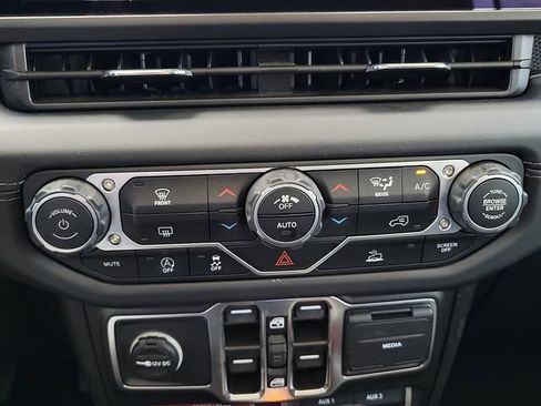 Used 2025 Jeep Gladiator Rubicon AWD/4WD image 15