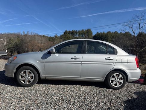 Used 2011 Hyundai Accent GLS image 2