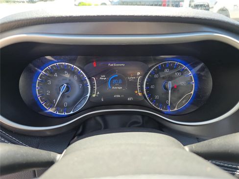 Used 2023 Chrysler Pacifica Touring-L FWD image 19