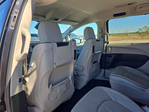 Used 2018 Chrysler Pacifica Limited w/ Advanced Safetytec Group image 17