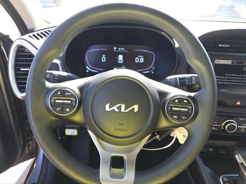 Used 2025 Kia Soul LX w/ LX Technology Package FWD image 4