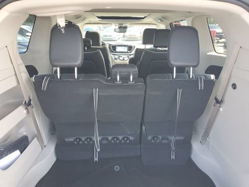Used 2024 Chrysler Pacifica Limited AWD/4WD image 8
