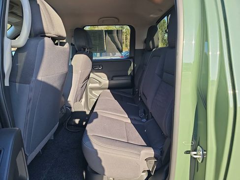 Used 2024 Nissan Frontier SV w/ SV Convenience Package image 17