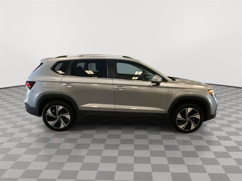 Used 2025 Volkswagen Taos SE AWD/4WD image 4