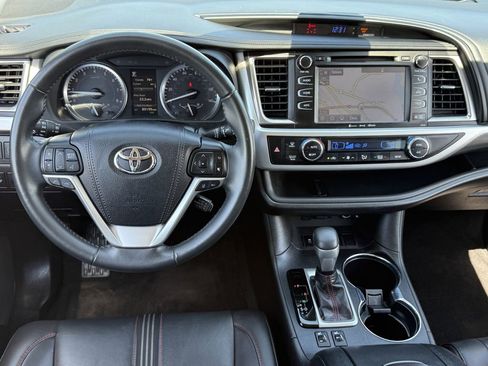 Used 2019 Toyota Highlander SE image 12