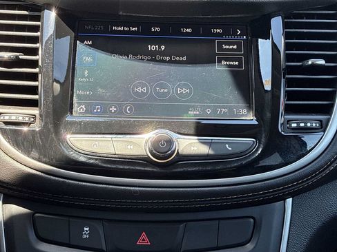 Used 2018 Chevrolet Trax LT w/ LT Convenience Package FWD image 12
