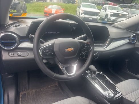 Used 2025 Chevrolet Trax LT w/ Driver Confidence Package FWD image 17
