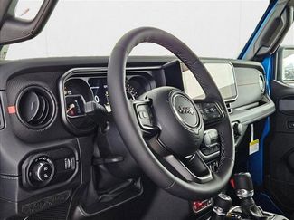 New 2025 Jeep Gladiator Rubicon w/ Convenience Group video 3