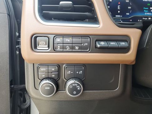 Used 2022 Chevrolet Tahoe High Country w/ Premium Package 2 AWD/4WD image 28