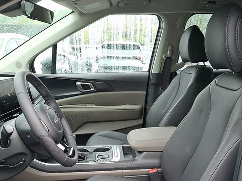 New 2026 Kia Carnival FWD image 8