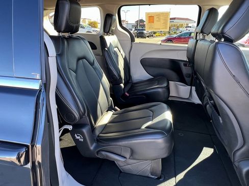 Certified 2024 Chrysler Pacifica Touring-L image 16