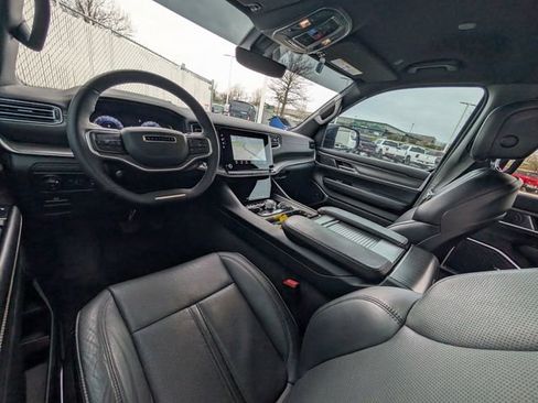 Used 2024 Jeep Wagoneer Series III w/ Flexible Seating Group image 7