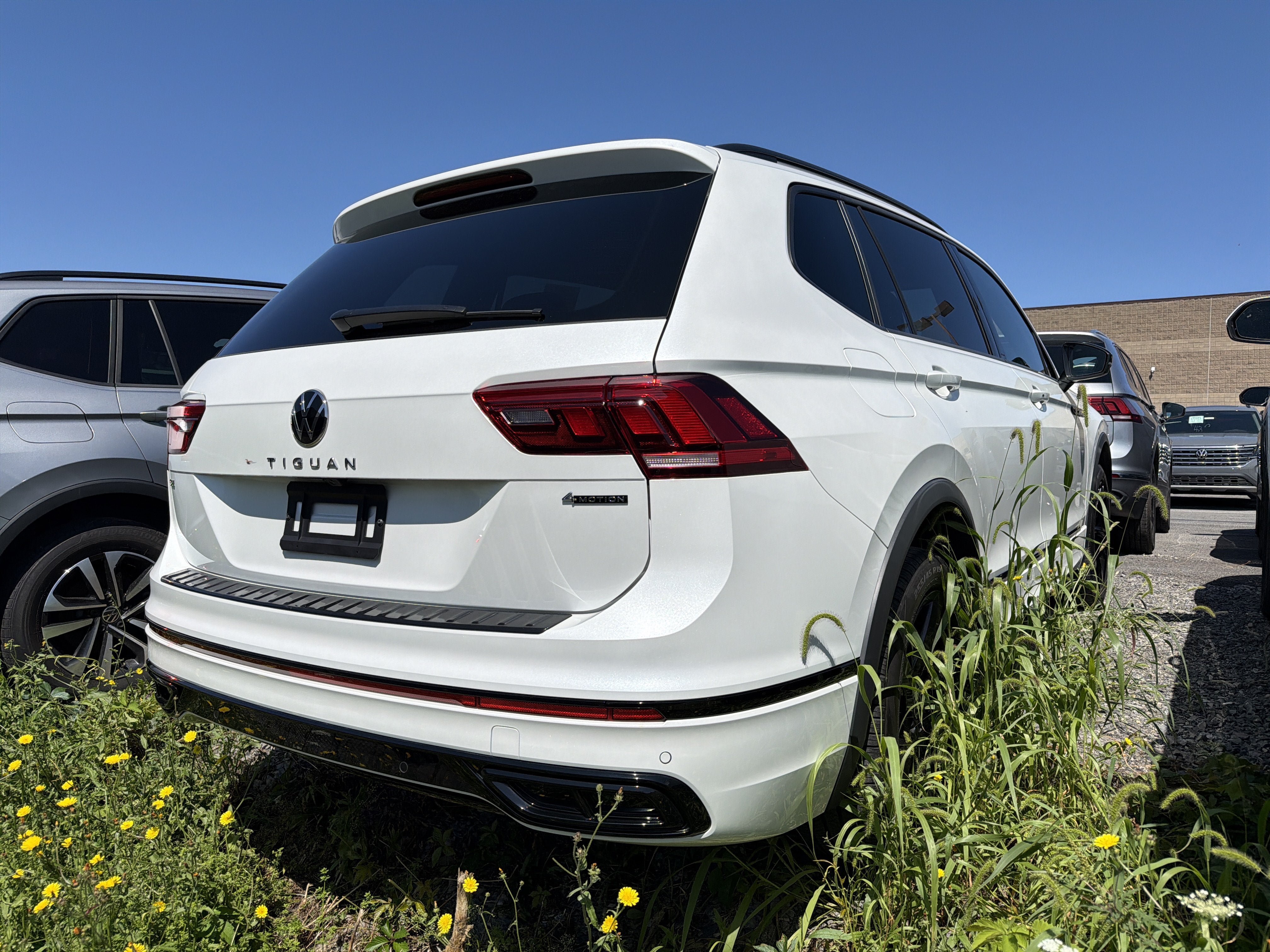 Used 2024 Volkswagen Tiguan SE R-Line AWD/4WD image 6