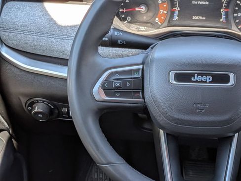 Used 2025 Jeep Compass Latitude w/ Sun & Sound Group AWD/4WD image 17