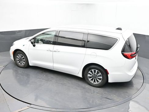 Used 2024 Chrysler Pacifica Limited FWD image 19