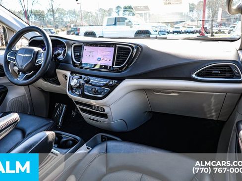 Used 2024 Chrysler Pacifica Touring-L FWD image 33