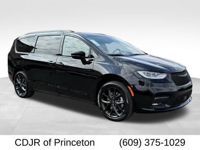 New 2026 Chrysler Pacifica Limited w/ Uconnect Theater Family Group