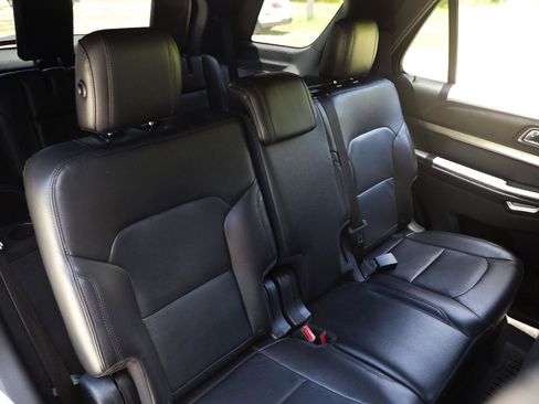 Used 2018 Ford Explorer XLT w/ Equipment Group 202A FWD image 14