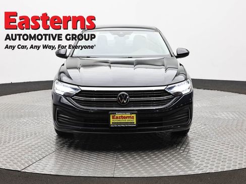 Used 2024 Volkswagen Jetta SE FWD image 2