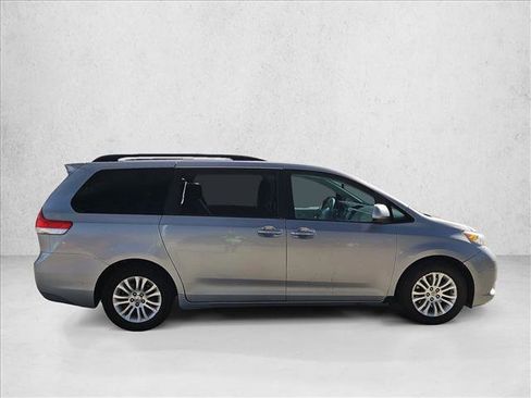 Used 2011 Toyota Sienna XLE w/ XLE Navigation Pkg image 4