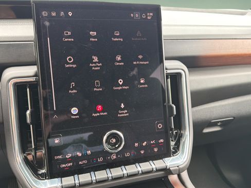 Used 2025 GMC Yukon XL Denali AWD/4WD image 15