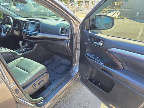 Used 2017 Toyota Highlander XLE AWD/4WD image 10