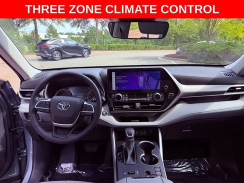 Used 2024 Toyota Highlander XLE FWD image 9