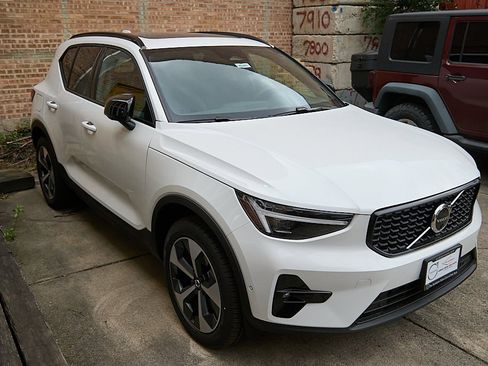 New 2026 Volvo XC40 B4 Plus w/ Climate Package image 4